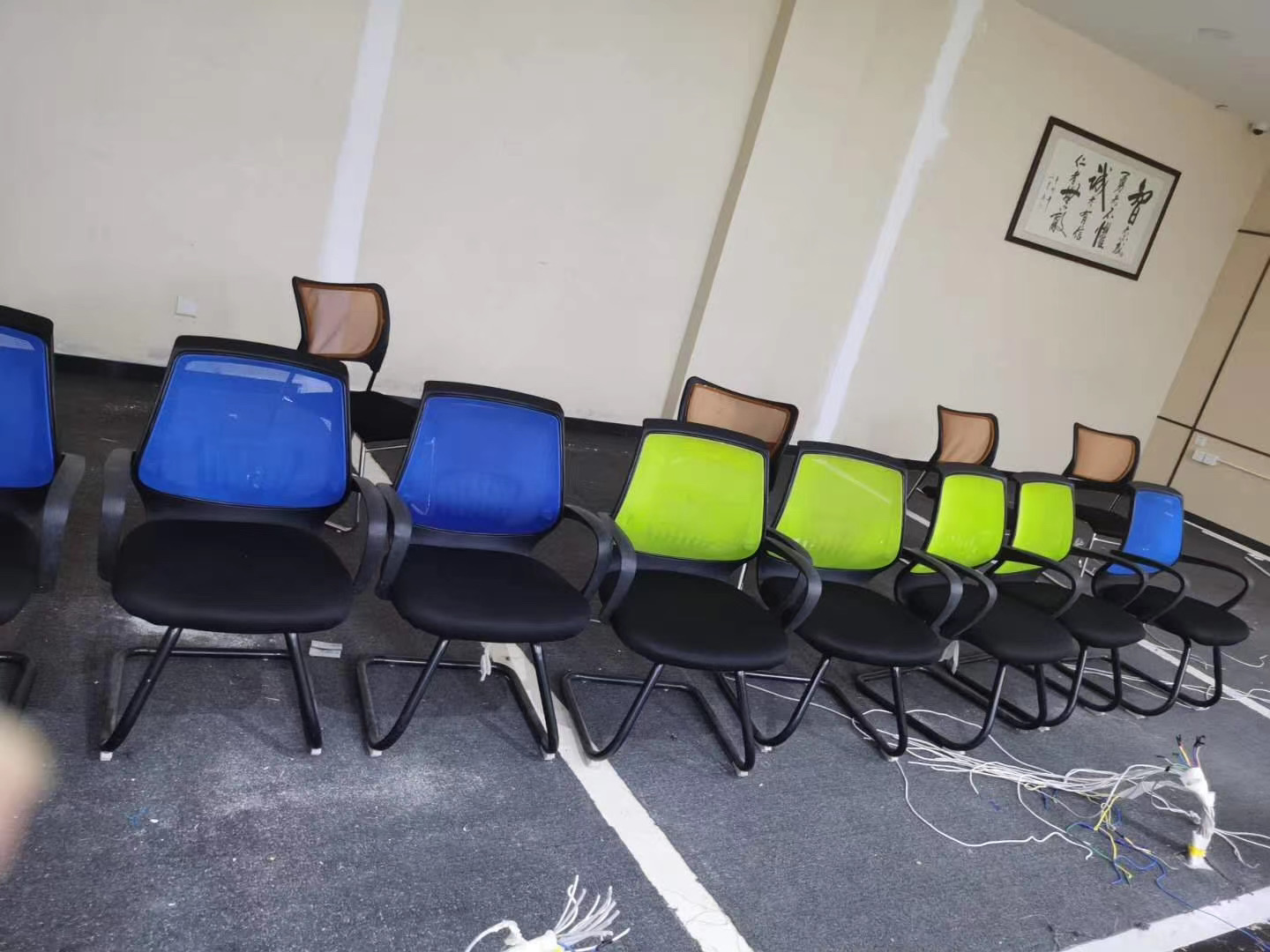 昆明電腦桌、辦公桌回收、辦公椅，及現(xiàn)代家具回收，地毯以及各種辦回收、公用品等
